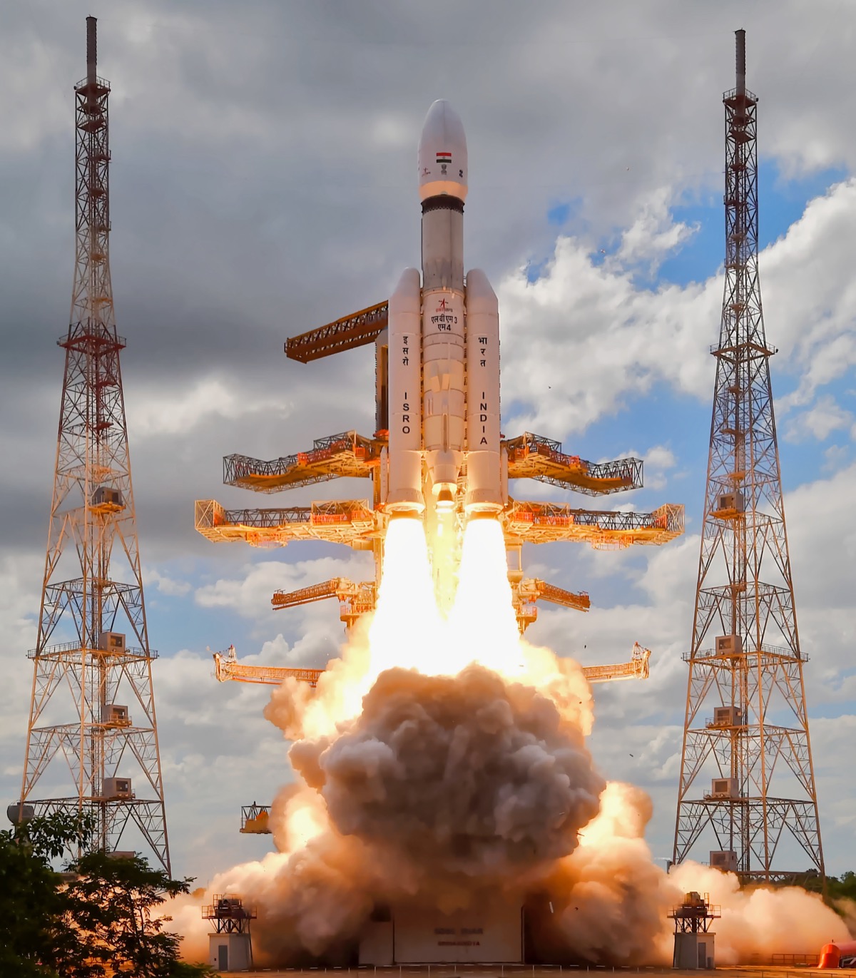 LVM3 M4 lifts off from Sriharikota, carrying Chandrayaan-3 toward the Moon.